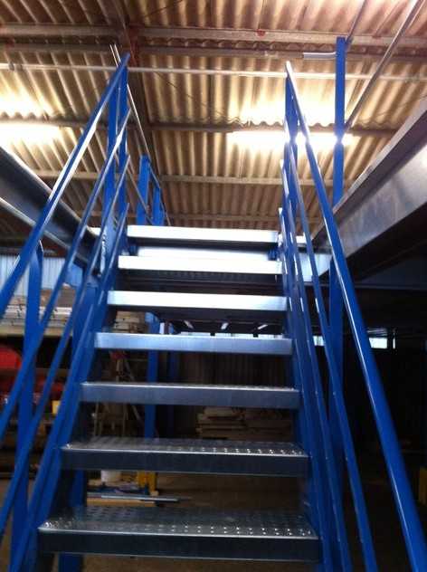 Bilder der Montage einer Lagerbühne - MAVERLO