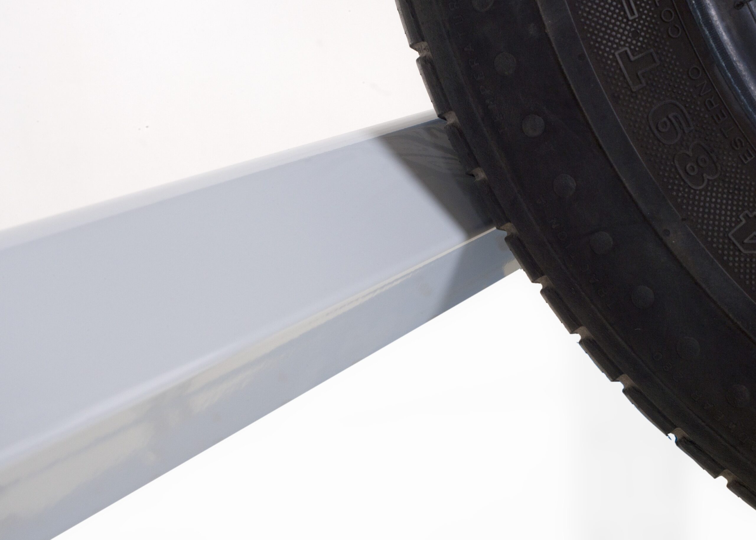 Detailansicht der speziellen Traversenprofile im Schwerlast-Reifenregal für eine fachgerechte Radeinlagerung.