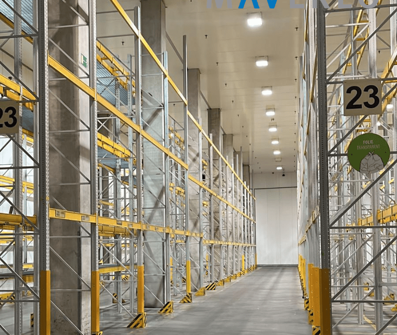 etailaufnahme eines gebrauchten Bito Palettenregalsystems, bestehend aus robusten Rahmen und stabilen Traversen in verschiedenen Längen und Tragfähigkeiten, ideal für den Einsatz in industriellen Lagerumgebungen zur effizienten und sicheren Lagerung von Paletten. Die Regale sind zusätzlich mit Schutzvorrichtungen wie Stützenschutz, Rammschutz und Anfahrschutz ausgestattet, um die Struktur vor Beschädigungen zu bewahren und die Lebensdauer des gesamten Systems zu verlängern. Dieses gebrauchte Lagersystem bietet eine kostengünstige und qualitativ hochwertige Lösung zur Optimierung von Lagerflächen in verschiedenen Branchen.
