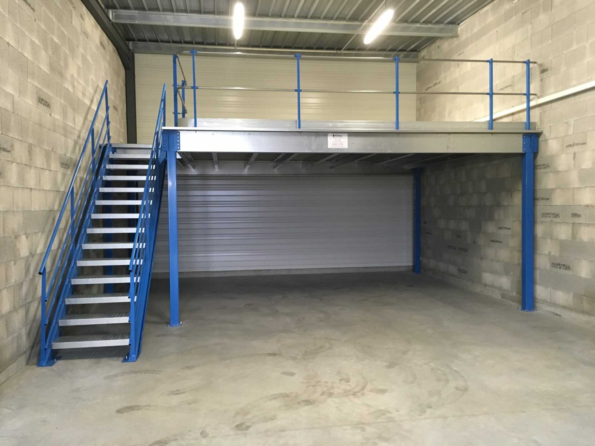 Lagerbühne in Halle eingepasst