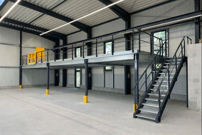 Lagerbühne: So sparen Unternehmen Kosten durch zusätzliche Lagerfläche