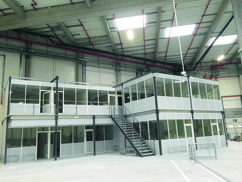 Lagerbühne mit Büro