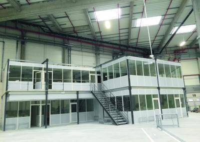 Lagerbühne mit Büro