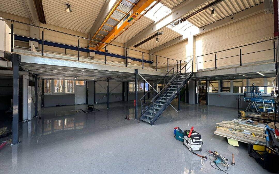 Lagerbühne mit integrierten Regalsystemen zur kostengünstigen Erweiterung der Lagerfläche in einer Industriehalle