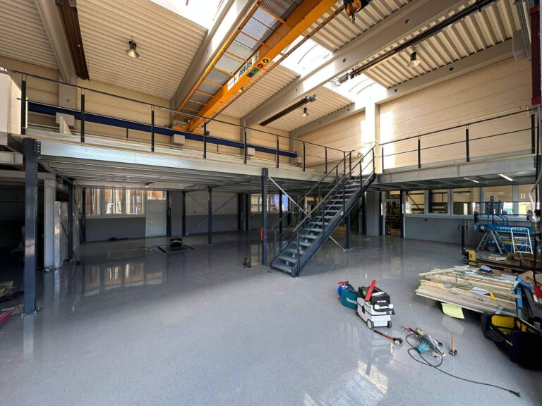 Lagerbühne mit integrierten Regalsystemen zur kostengünstigen Erweiterung der Lagerfläche in einer Industriehalle
