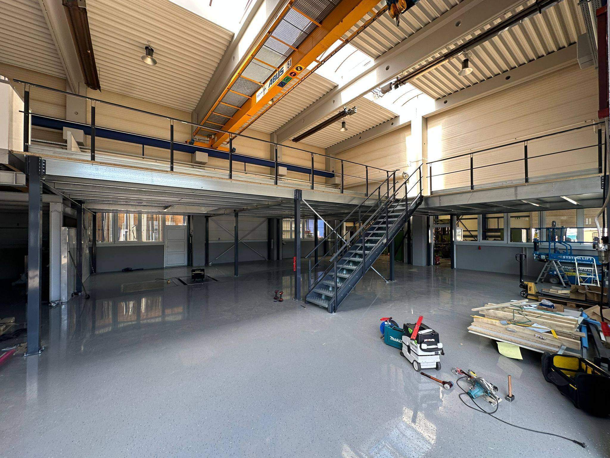 Lagerbühne mit integrierten Regalsystemen zur kostengünstigen Erweiterung der Lagerfläche in einer Industriehalle