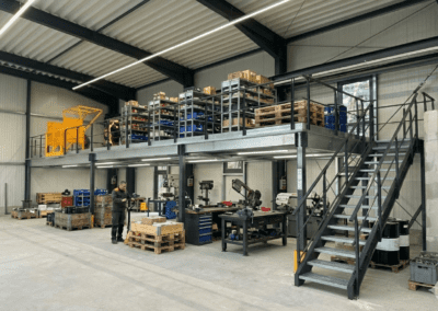 Maßgefertigte Lagerbühne aus Stahl von MAVERLO in einer Industriehalle für optimale Raumnutzung.