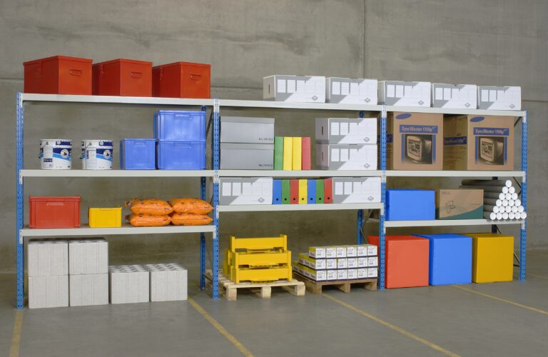 Moderne und robuste Lagerregale in einer großen Industriehalle zur effizienten Raumnutzung.