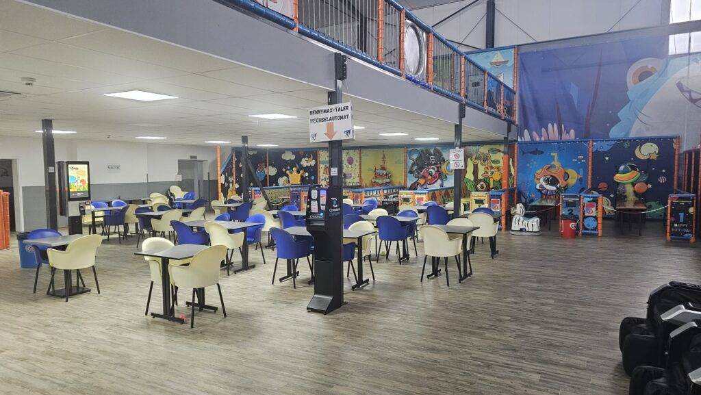 Moderne Bistroebene mit integrierter Lagerbühne in einem Indoorspielplatz.