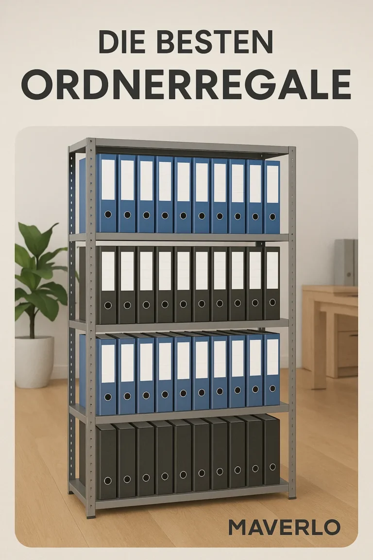 Modernes Ordnerregal von MAVERLO mit fünf Ebenen, bestückt mit blauen und schwarzen DIN-A4-Ordnern, aufgestellt in einem hellen Büro mit Holzfußboden, grünem Pflanzendekor und MAVERLO-Logo – ideal für Archivierung und Ordnung im Büro.