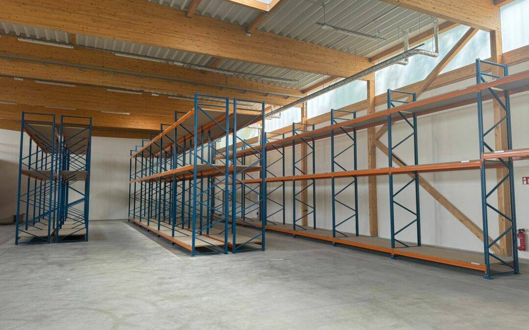 Palettenregal als Lager für Kunst, in einer Lagerhalle für Kunst