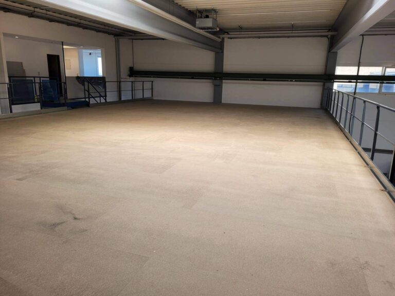 Zwischenebene in moderner Lagerhalle nahe Stuttgart