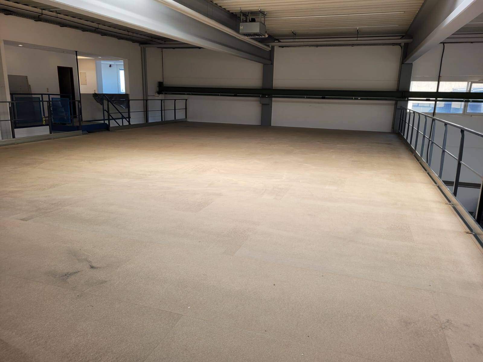 Zwischenebene in moderner Lagerhalle nahe Stuttgart